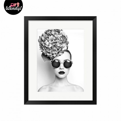 Framed Art Print "Woman in Style"